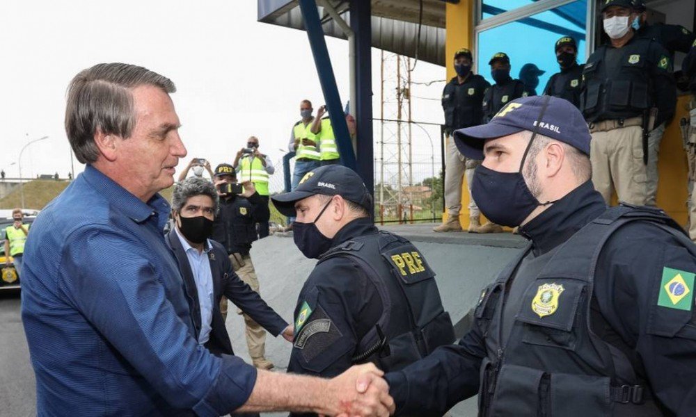 Em baixa nas pesquisas, Bolsonaro amplia acenos a policiais com reajuste para a categoria