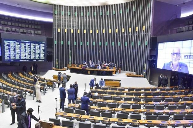 Câmara aprova Orçamento de 2022 com aumento do fundão