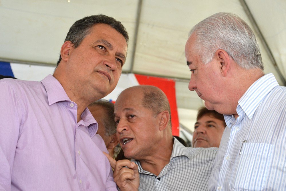 Rui e Joseildo entregam nova ambulância para Alagoinhas