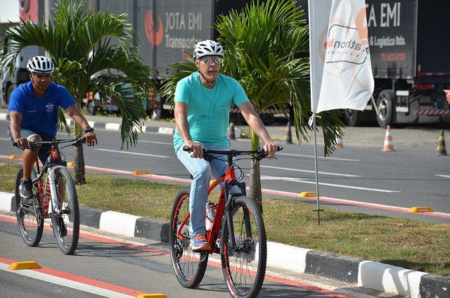 Joaquim Neto inaugura primeira ciclofaixa de Alagoinhas na Av. Joseph Wagner