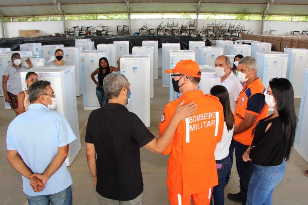Governo do Estado entrega geladeiras, fogões e botijões de gás para famílias de Itamaraju