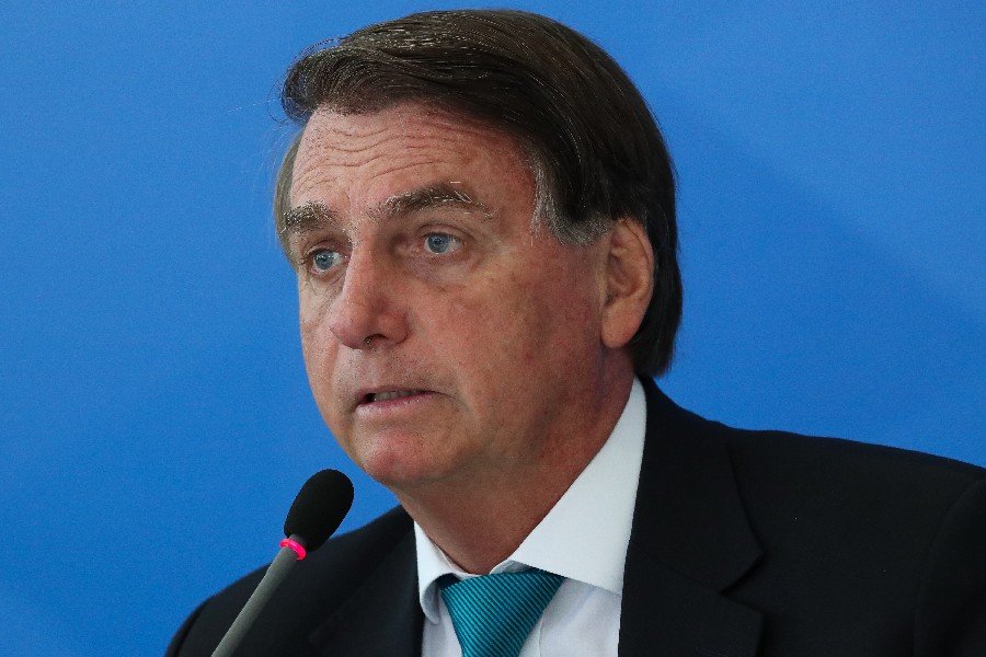 Bolsonaro é internado com suspeita de obstrução intestinal