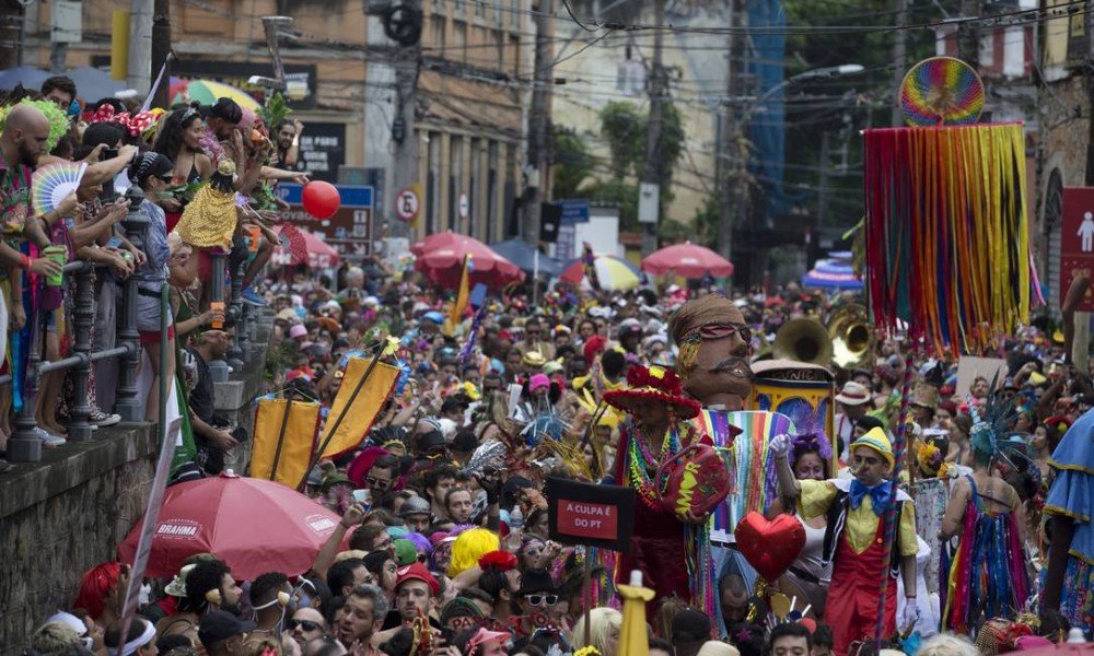 Carnaval 2022: capitais começam a cancelar desfiles e blocos de rua por causa da Covid-19