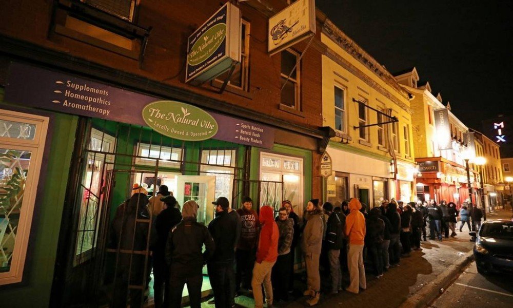 Canadá - vacinação quadruplica após exigência de comprovante para comprar alcool e maconha