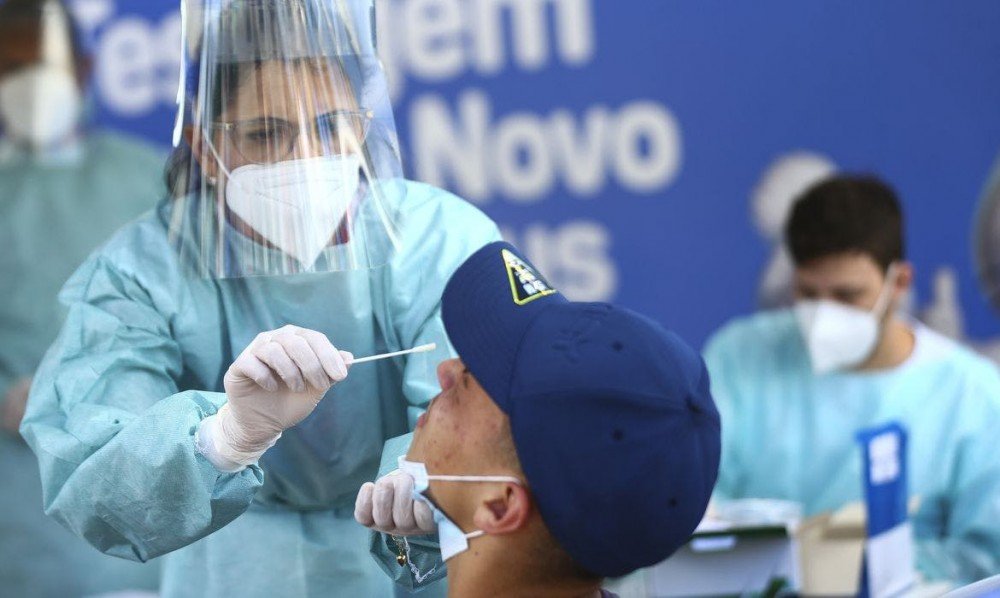 Com Ômicron, laboratórios correm risco de ficar sem testes de covid-19