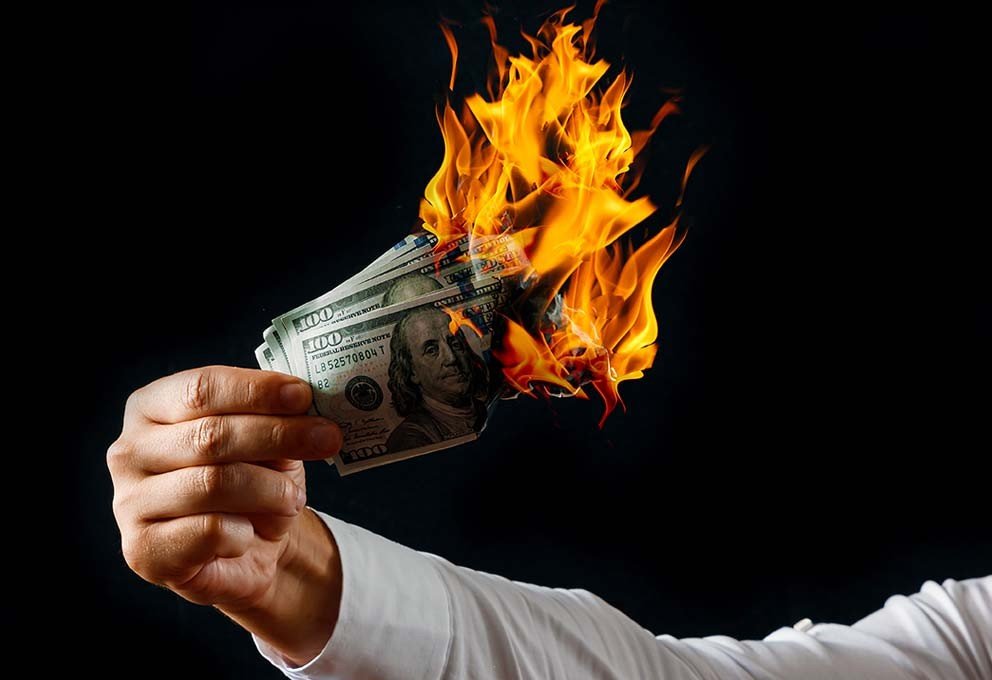 Inflação termina 2021 em mais de 10%, e Petrobras sobe combustíveis