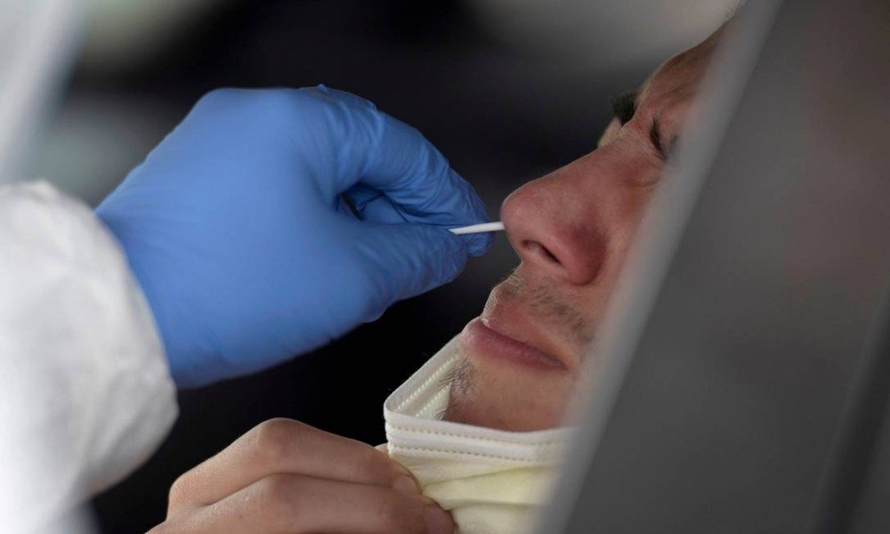 Ômicron: teste pelo nariz pode ser menos eficaz que o exame com saliva