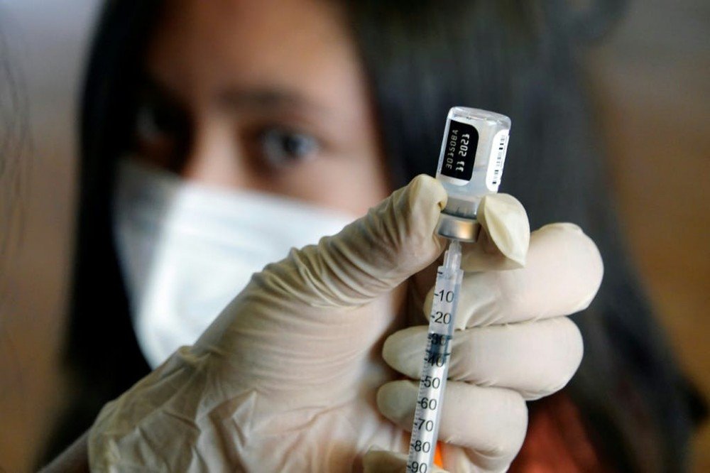 Covid: 4ª dose de vacina não impede infecção por Ômicron, indica estudo