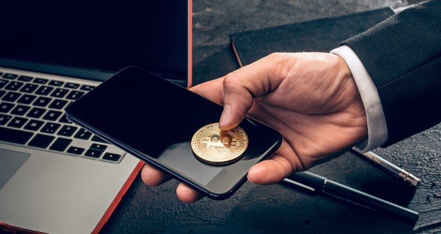 Vagas para trabalhar com criptomoedas cresceram 395% em 2021, diz LinkedIn