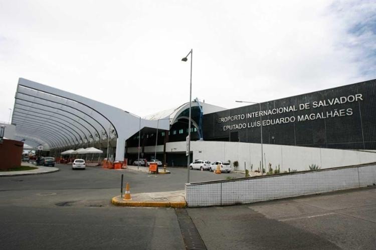 Parte de teto desaba e deixa dois feridos no aeroporto de Salvador