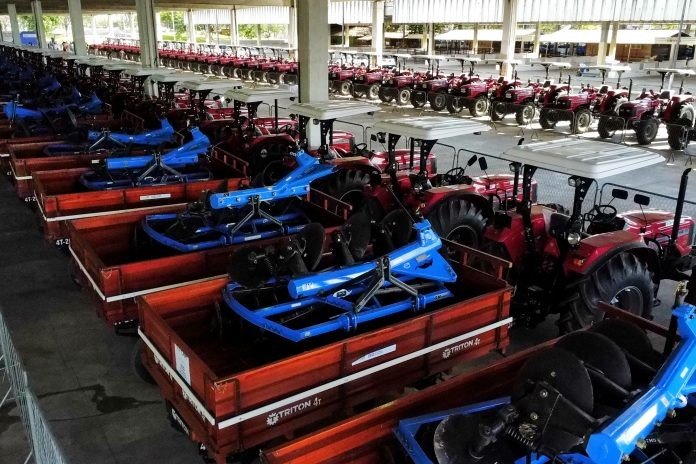 Entrega de tratores fortalece a agricultura familiar na Bahia com investimento superior a R$ 10 milhões