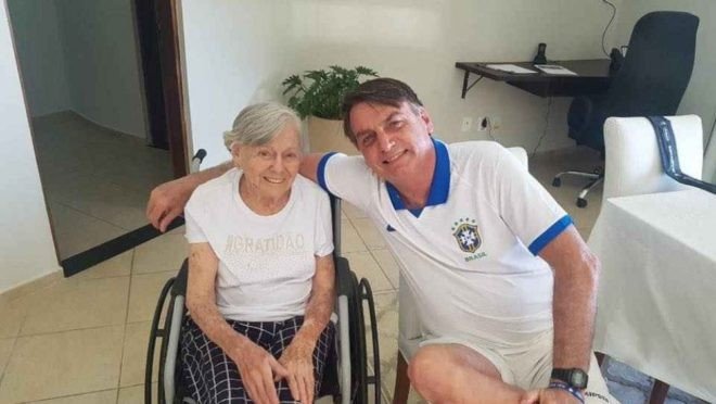 Mãe de Bolsonaro morre aos 94 anos