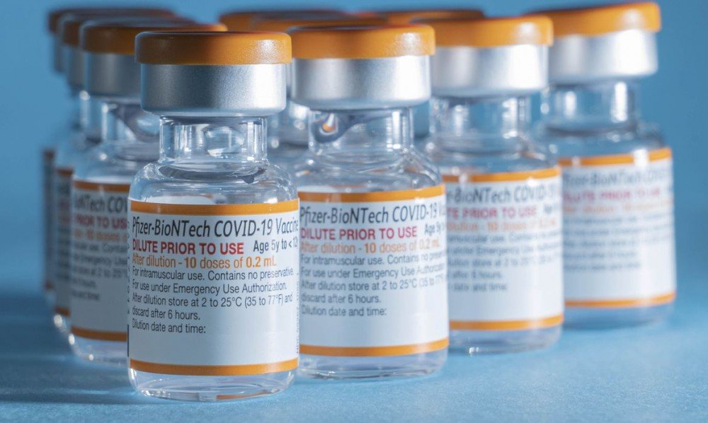 Novo carregamento da vacina pediátrica da Pfizer chega ao Brasil