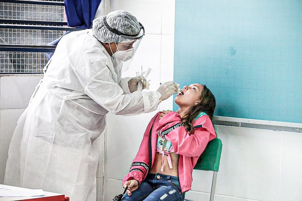 Casos de covid começam a perder força em 5 estados, mas país segue em alta