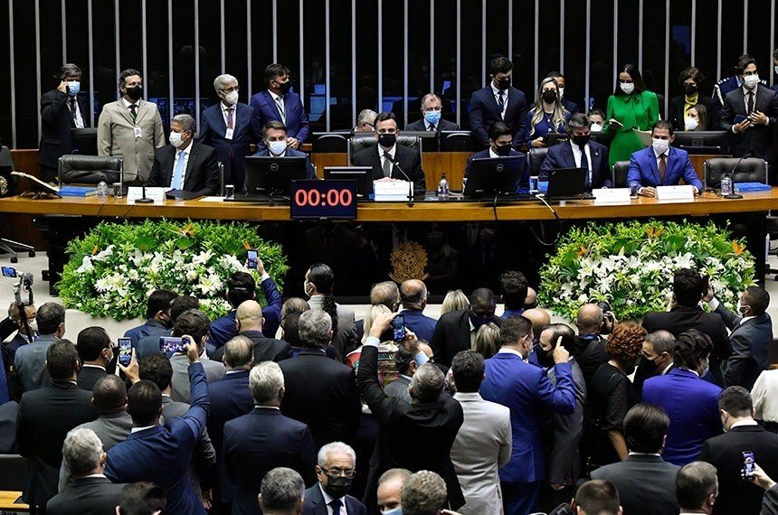 Congresso reabre trabalhos sob promessa de ano 'politicamente complexo'