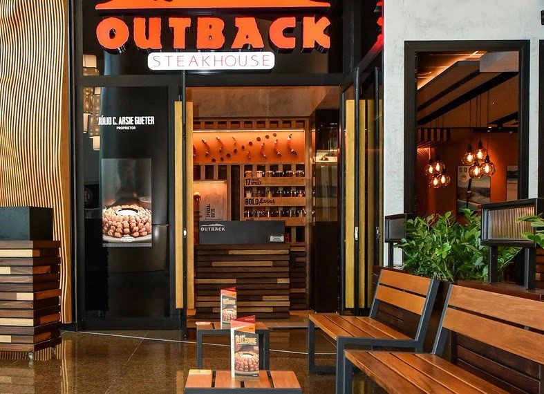 Outback passa a aceitar Pix e investe em fila de espera digital