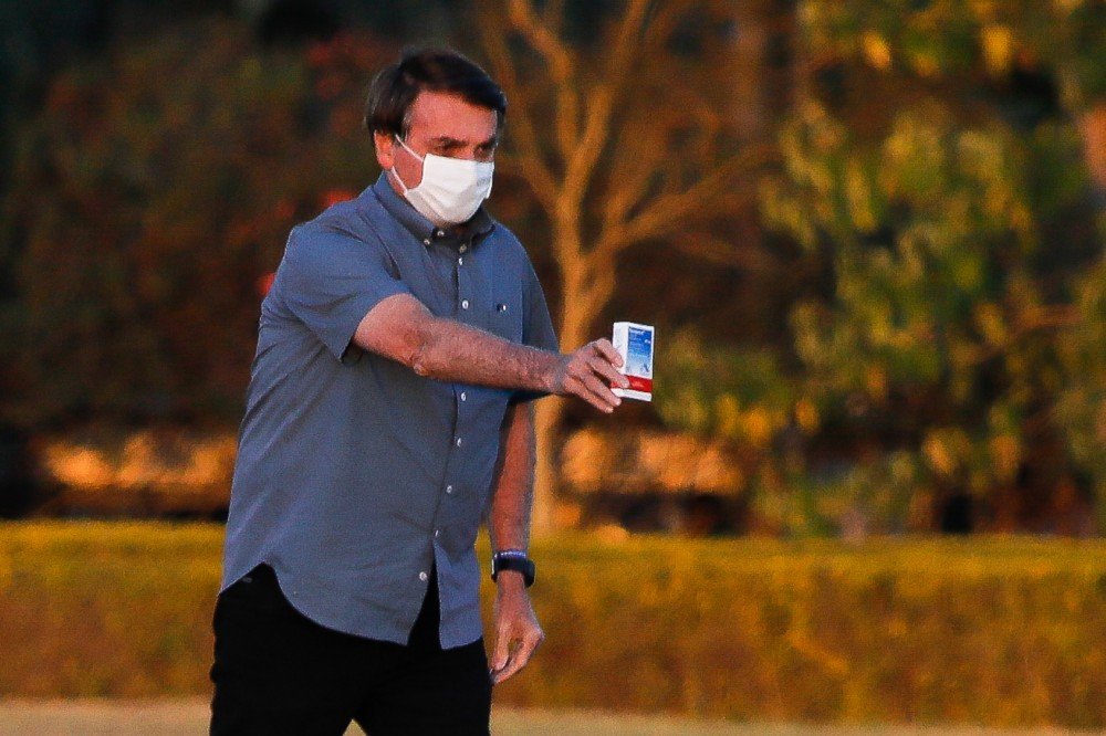 Cloroquina que Trump deu de presente a Bolsonaro encalha no Exército: 745 mil doses nos estoques