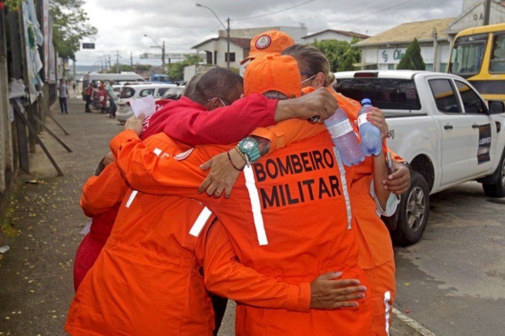 Bombeiros militares da Bahia embarcam para o Rio de Janeiro e reforçarão resgate em Petrópolis-RJ