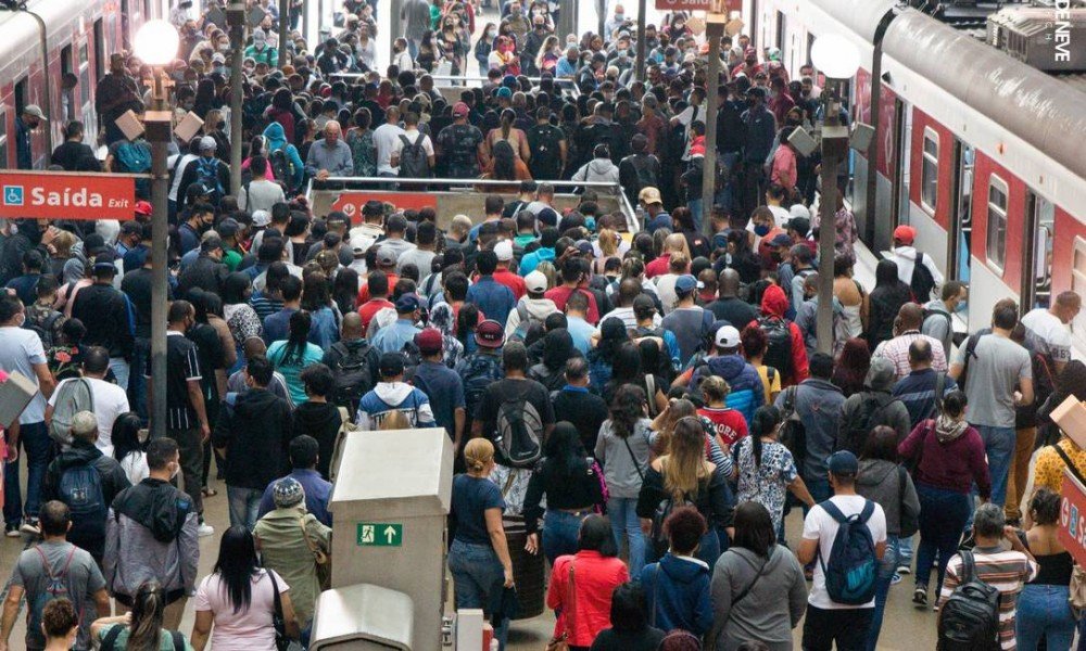 Média de casos de Covid cai e indica início do recuo da variante Ômicron no Brasil