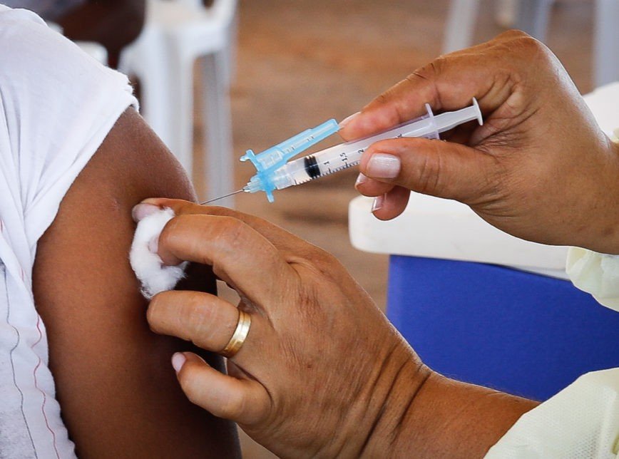 Brasil tem 32,9 milhões de pessoas atrasadas com a terceira dose da vacina contra a covid-19