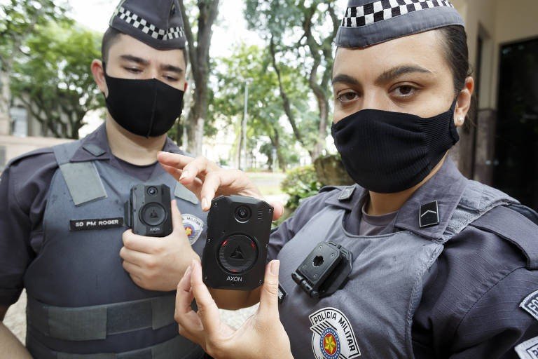Câmera corporal em policiais reduz violência de agentes