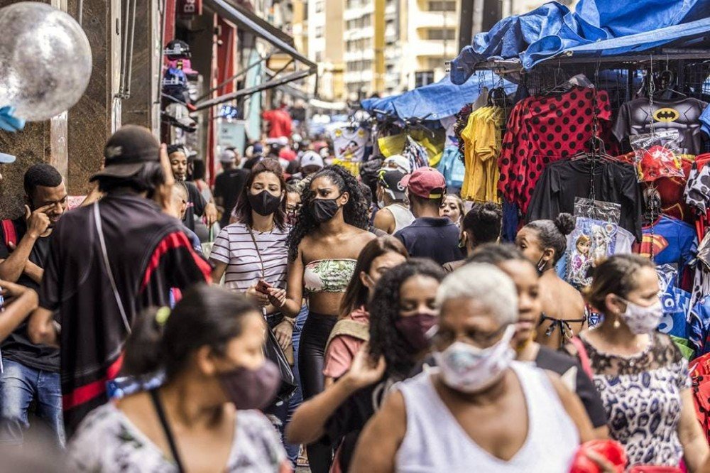 Governo avalia reclassificar covid-19 no Brasil para endemia