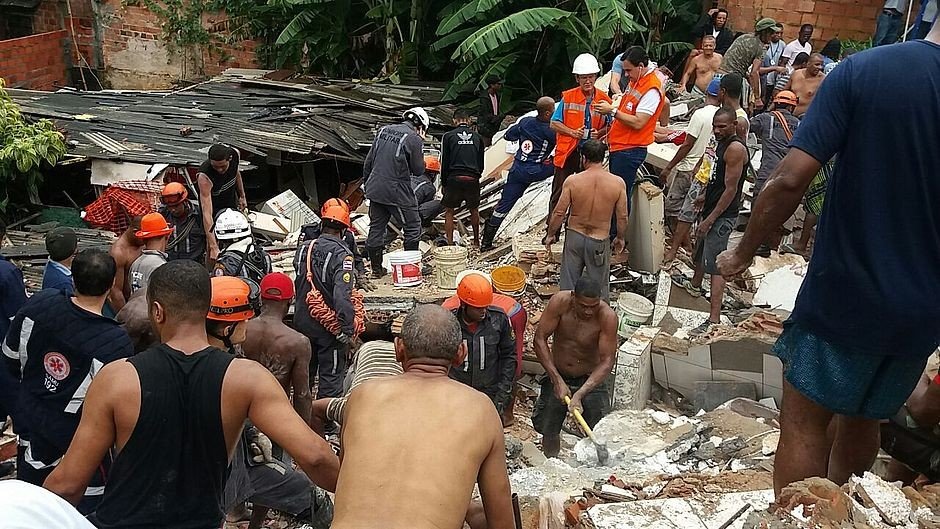 Desabamento de prédio mata criança e deixa soterrados no bairro de Pituaçu, em Salvador