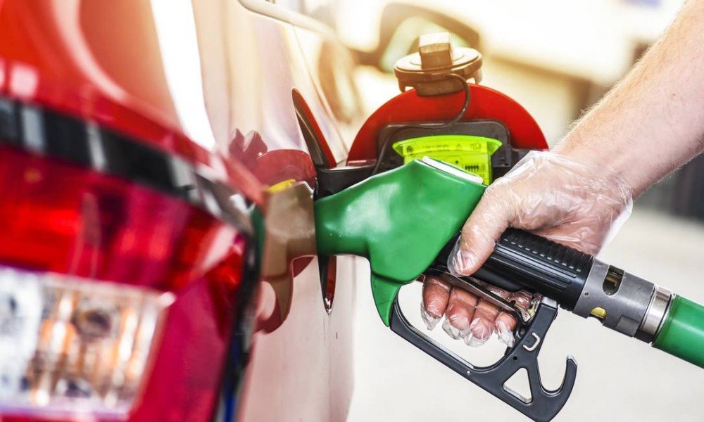 Defasagem nos preços de gasolina e diesel bate recorde e chega a 25% no Brasil