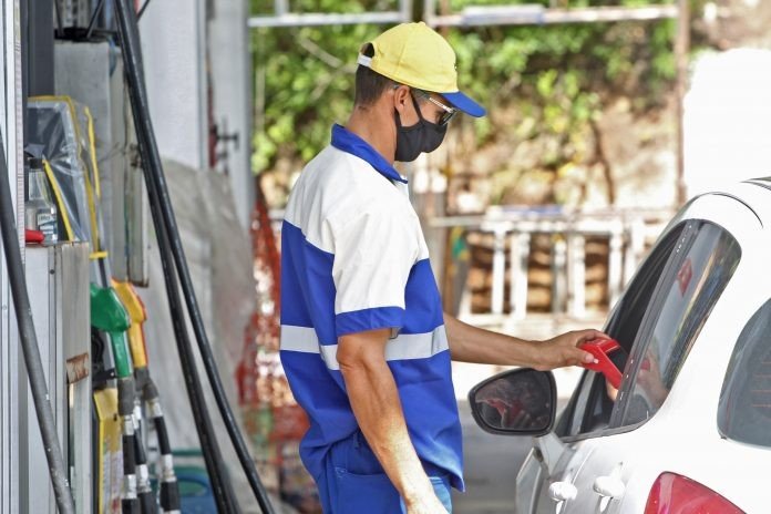 Consumidor pode denunciar postos de combustíveis com irregularidades