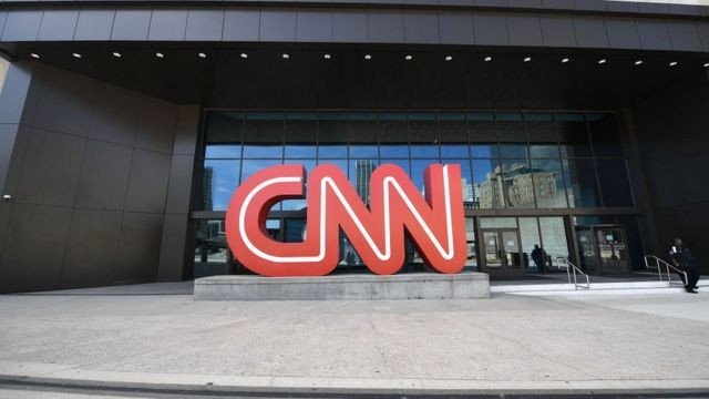 CNN suspende operações na Rússia após lei que ameaça prender quem divulgar informações supostamente falsas