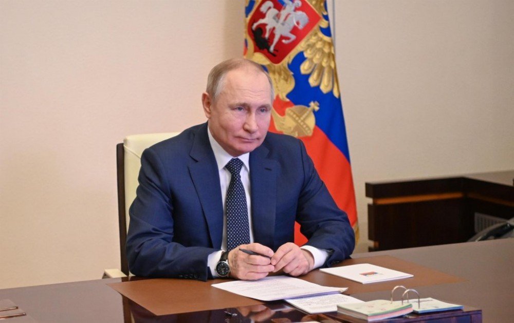 Em conversa com Macron, Putin afirma que alcançará seus objetivos ‘pela negociação ou pela guerra’