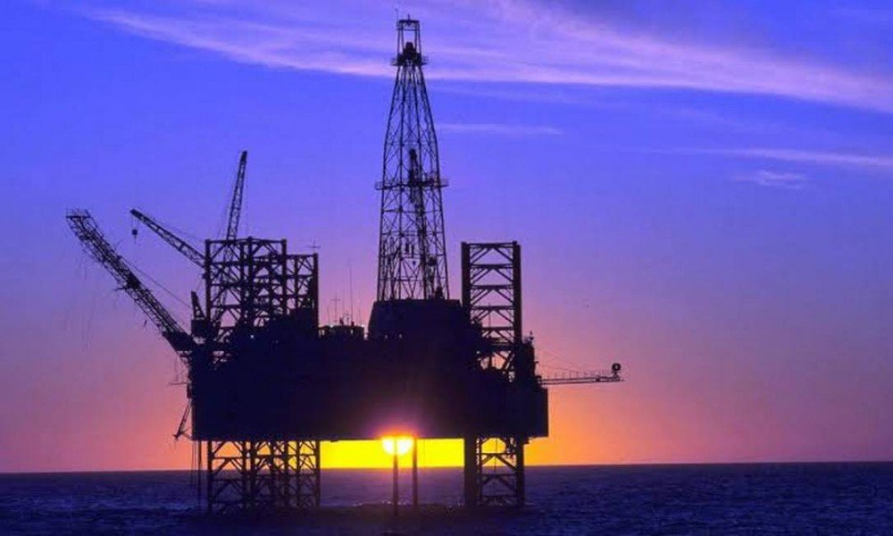 Bolsonaro convoca reunião com Petrobras e diz que paridade no petróleo 'não pode continuar'