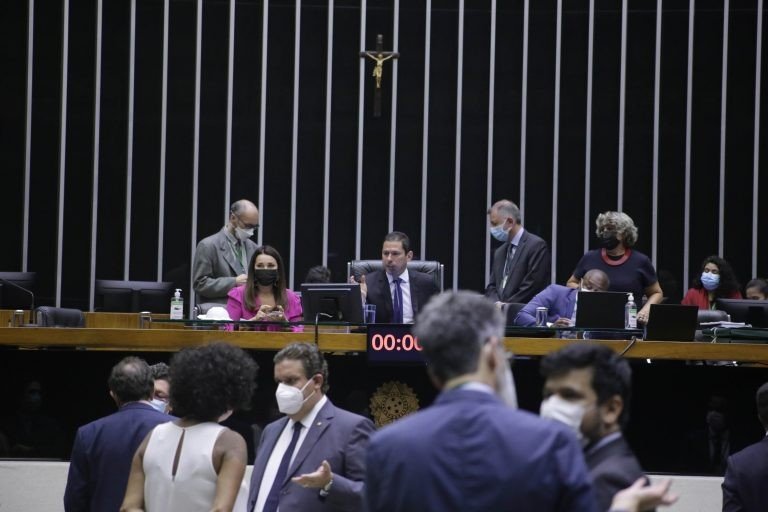Câmara aprova projeto que cria auxílio aluguel para vítimas de violência doméstica