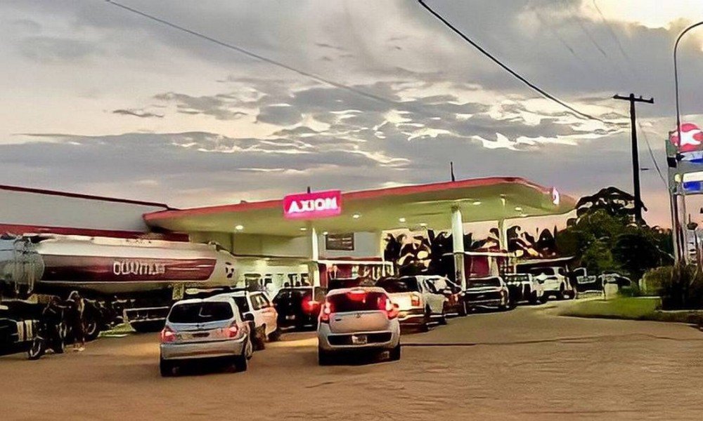 Brasileiros cruzam fronteira da Argentina em busca de gasolina barata, e receita de postos sobe até 60%