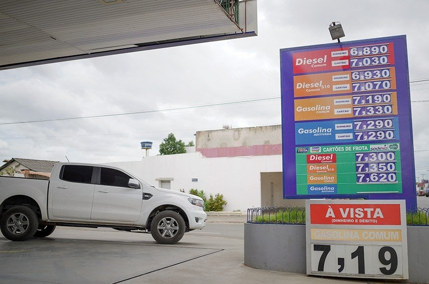 Pacheco critica preço dos combustíveis e cobra 'função social' da Petrobras
