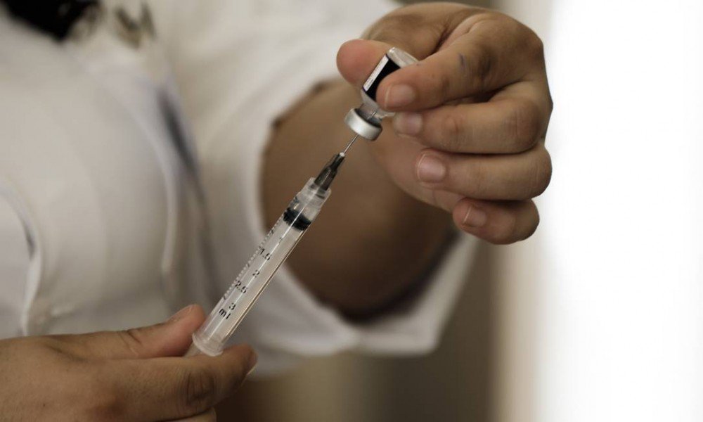 Covid-19: por que os mais jovens estão com baixíssima adesão à terceira dose das vacinas?