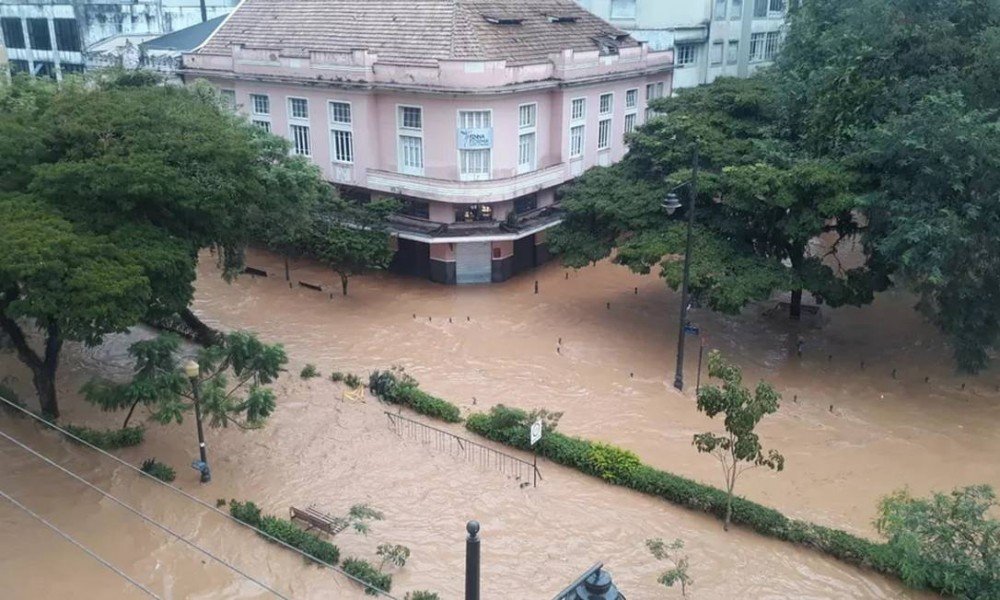 Defesa civil alerta para alto risco de deslizamento em Petrópolis