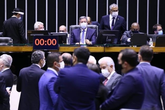 Lira bloqueia orçamento secreto até o final da janela partidária