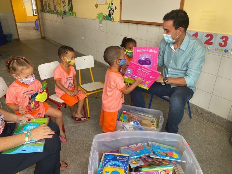 Alagoinhas - Secretário Gustavo Carmo entrega Caixas Literárias às creches municipais