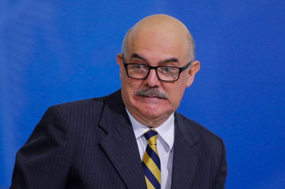 Senadores querem convocar ministro Milton Ribeiro a depor sobre lobby no MEC