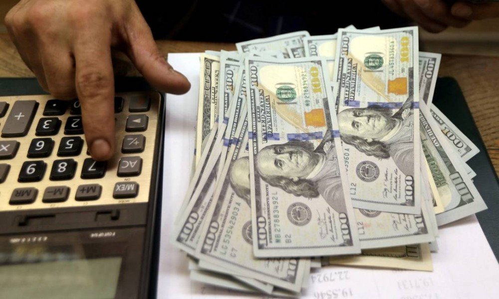 Dólar fecha em R$ 4,84, menor nível desde março de 2020, com ajuda de commodities e fluxo; Bolsa sobe