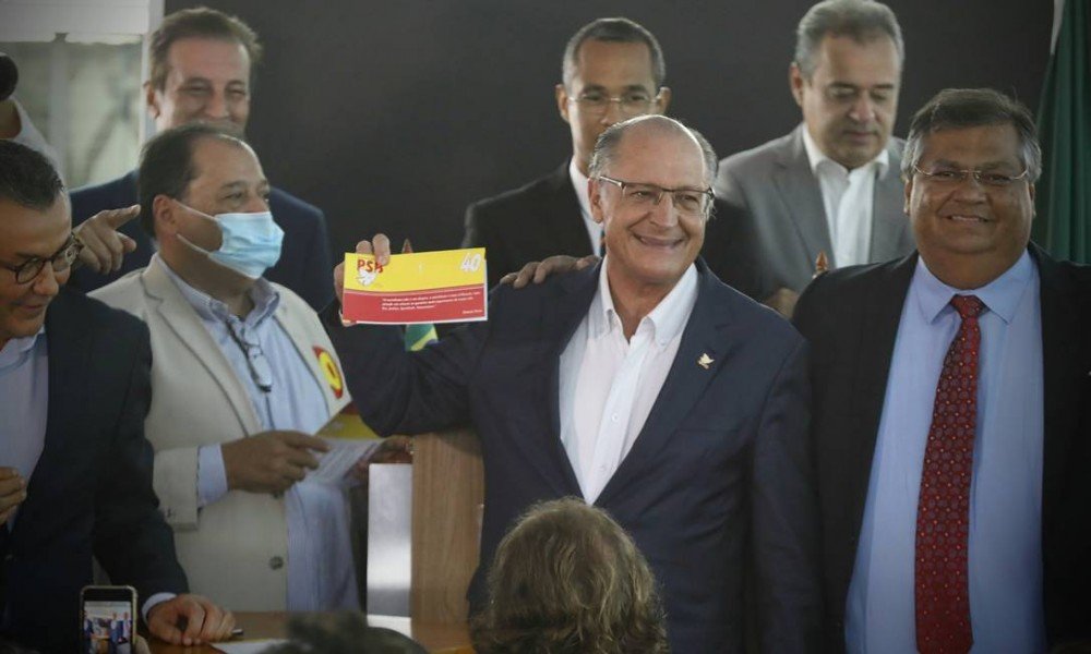 Alckmin oficializa filiação ao PSB e exalta Lula: 'Representa a própria democracia'
