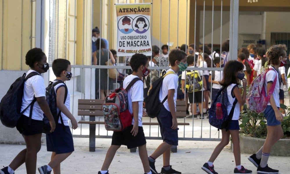 É cedo para dispensar uso de máscaras nas escolas, dizem sociedades médicas