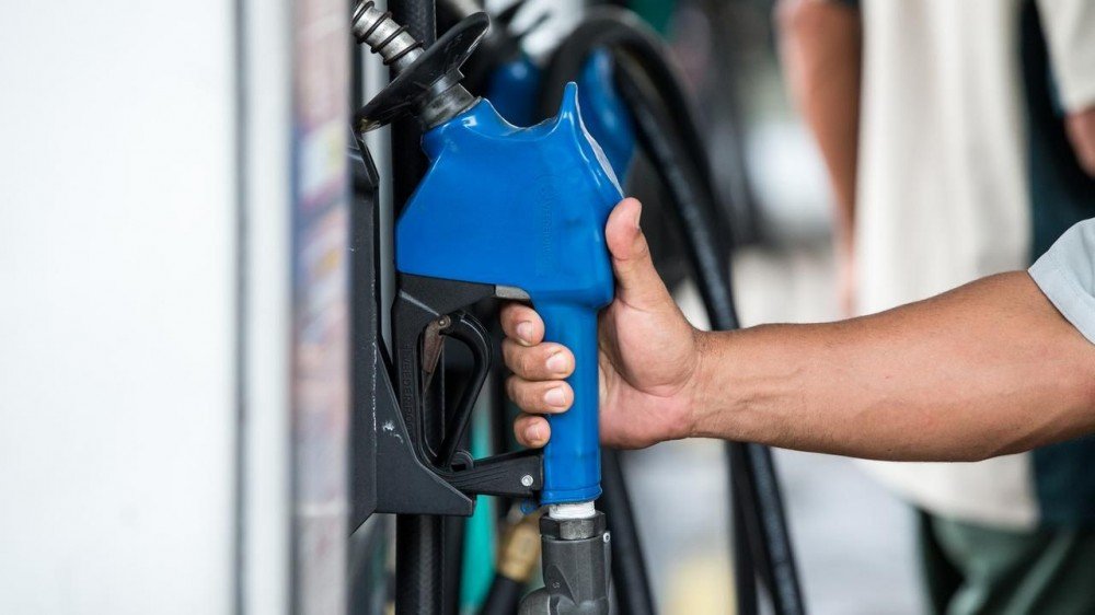 Preço da gasolina: o que pode mudar após queda do dólar, segundo economistas