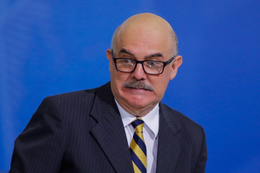 Após escândalo de propina no MEC, Milton Ribeiro discute afastamento com Bolsonaro