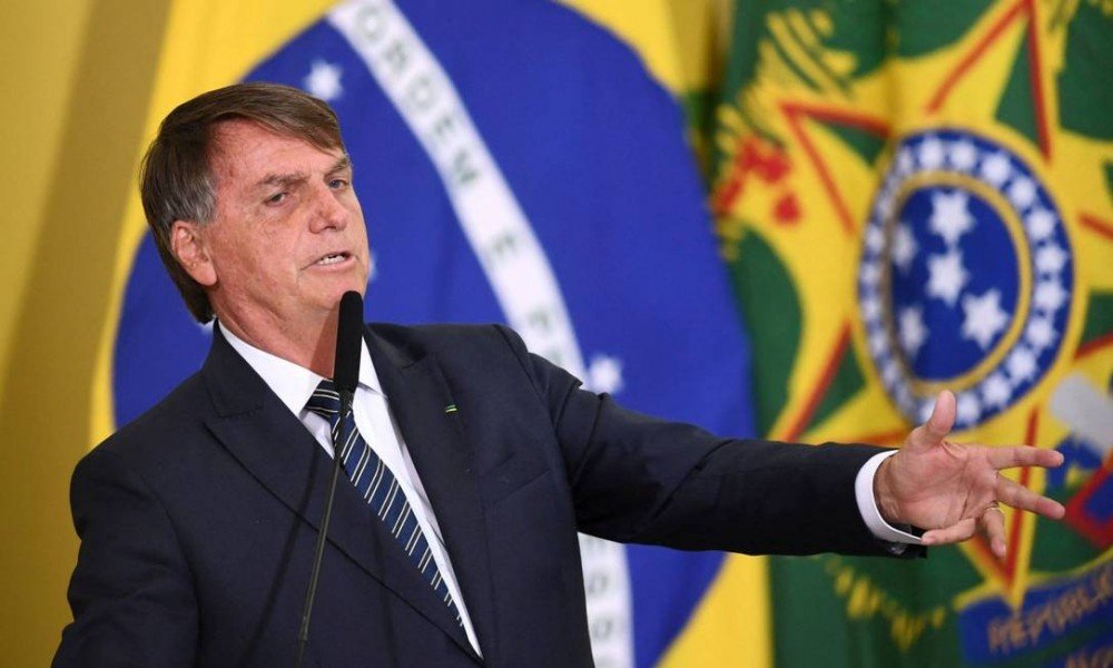 Bolsonaro é culpado pela alta da gasolina para 68% dos brasileiros, aponta Datafolha