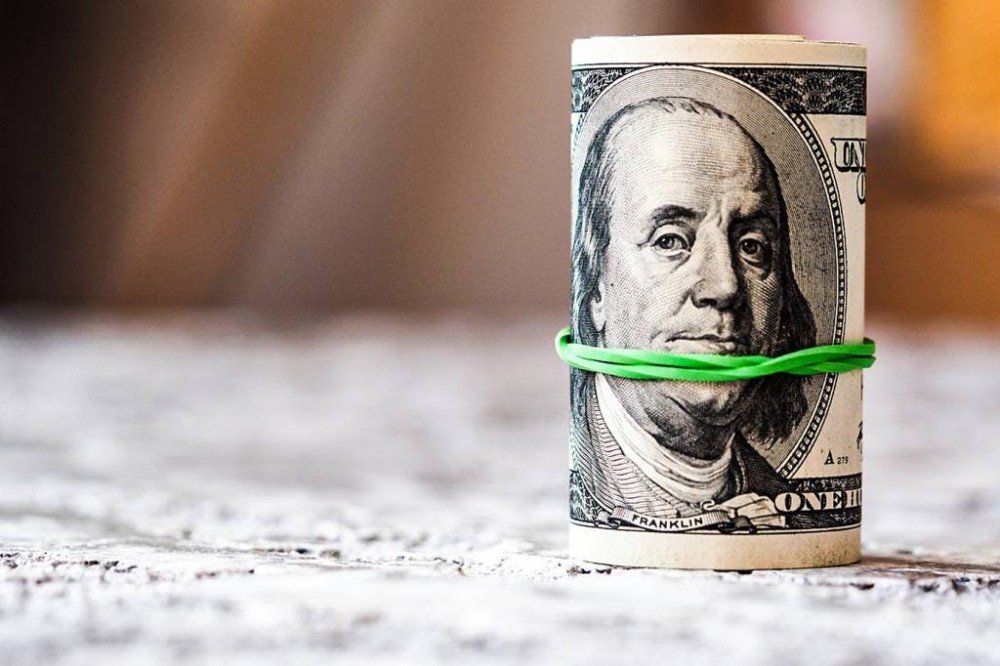 Cotação do dólar está no menor nível em dois anos. É hora de comprar?
