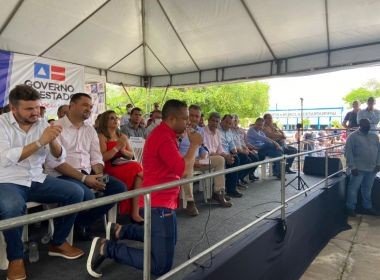 Santanópolis - Prefeito (PP) agradece de joelhos os investimentos feitos por Rui e declara apoio a Jerônimo