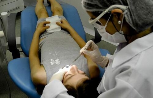 Saúde bucal: precisa trocar a escova de dentes após ter Covid-19?