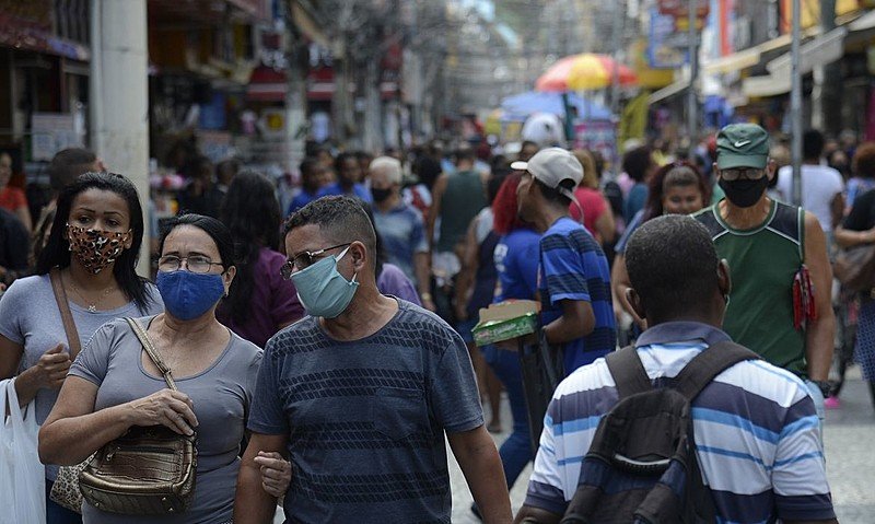 Brasil confirma 1º caso da subvariante XE; máscara deixa de ser obrigatória em todos os estados